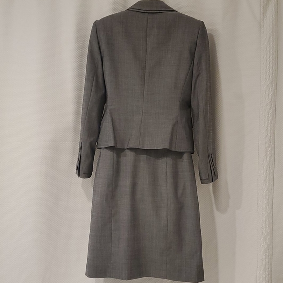 TAHARI suit 2 pieces. Skirt and blazer - Picture 6 of 7